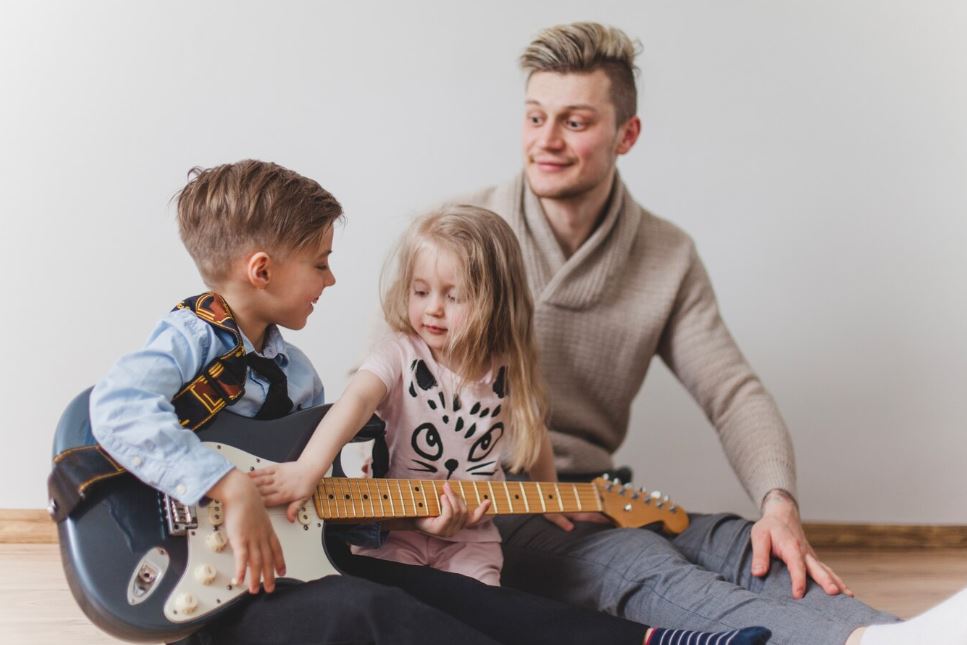 Gitarre für Kinder - Jungen Mädchen Vater